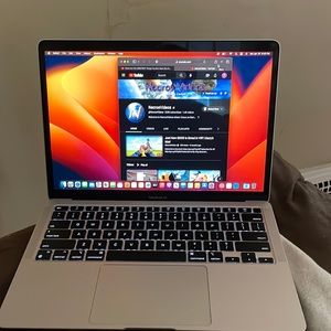 13” MacBook 256gb 2022